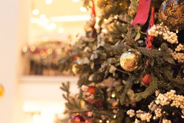 Süslü ağaçlı odaksız ışıkların altın rengi Noel arkaplanı