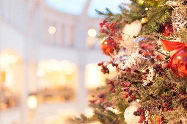 Süslü ağaçlı odaksız ışıkların altın rengi Noel arkaplanı