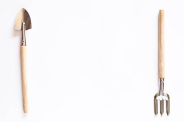 Evdeki bahçe işleri için aletler. Pencere kenarında yiyecek yetiştiriyor. Metin için kopyalanma alanı, üst görünüm. Beyaz arka planda düz çizgi. düz yerleşim