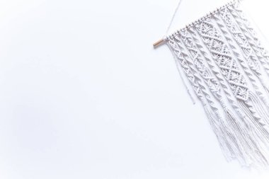 Beyaz arkaplanda el yapımı makrome, metin için yer, kopyalama alanı, pankart, düz düzen, üst görünüm, hobi yaratıcılığı