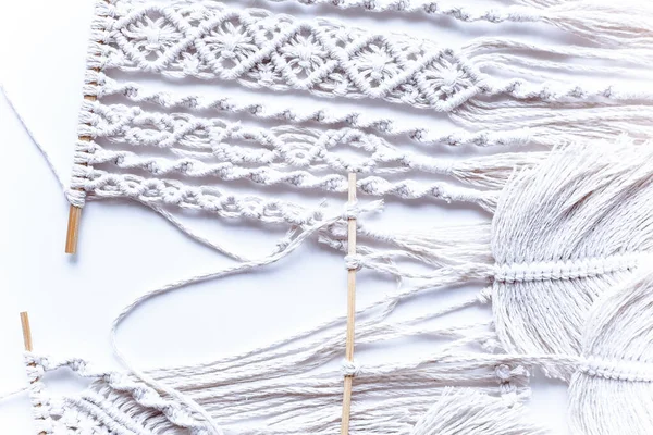 Handgjorda Macrame Flätning Bakgrundstråd Vit Bakgrund Ovanifrån Boho Stil Makramam — Stockfoto