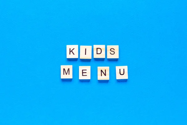 Kindermenu Inscriptie Houten Letters Een Blauwe Achtergrond Vlakke Lay Out — Stockfoto