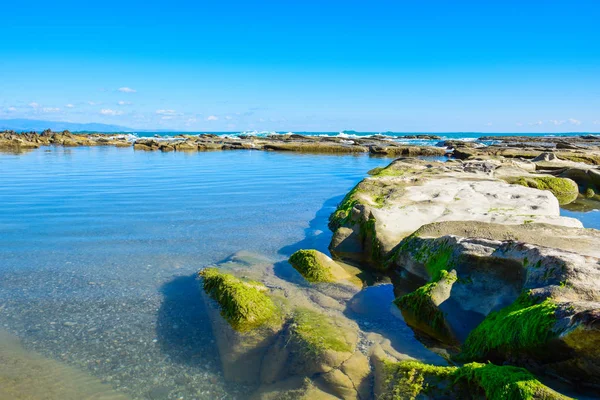 Smukt landskab, seascape, fantastisk natur baggrund med sten og blåt vand . - Stock-foto