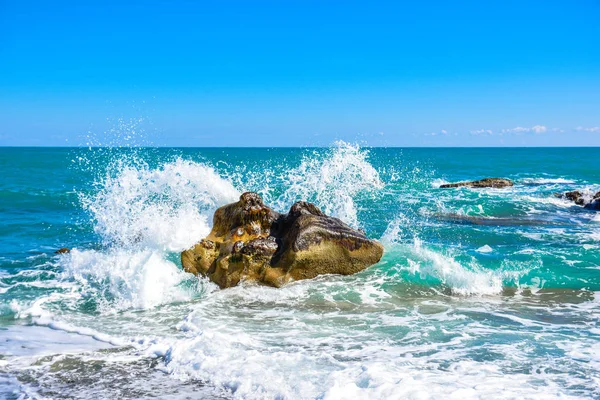 Large wave crash against the rocks at the beach. — Stock Photo, Image