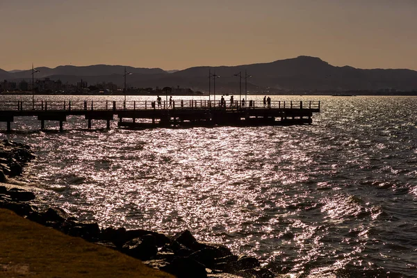 Florianopolis Santa Catarina Brezilya Insanlar Gün Batımında Güvertede — Stok fotoğraf