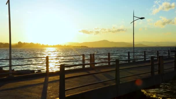 Cykelväg Vid Solnedgången Med Hercilio Luz Bron Bakgrunden Florianopolis Santa — Stockvideo