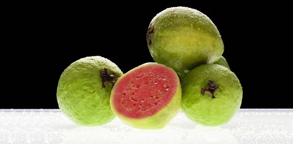 Sliced Guava Met Achtergrondlicht Zwarte Achtergrond — Stockfoto