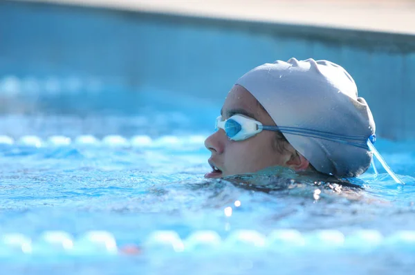 Husky Meisje Opleiding Het Zwembad Nauwe Focus — Stockfoto