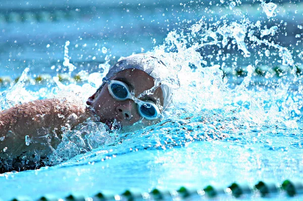 Nuotatore Allenamento Strisciante Piscina Nuotatore Professionista Messa Fuoco Stretta — Foto Stock
