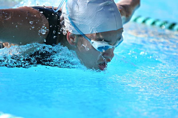 Κολυμβητής Αθλητής Στην Προπόνηση Πεταλούδων Στην Πισίνα Επαγγελματίας Κολυμβητής Στενή — Φωτογραφία Αρχείου