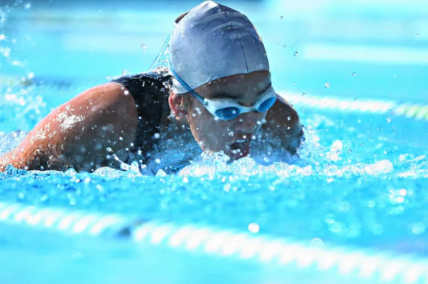 Zwemmer Atleet Bij Vlindertraining Het Zwembad Professionele Zwemmer Smalle Focus — Stockfoto