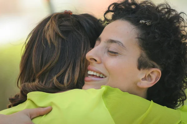 Mujer Sonriente Abrazando Amigo Enfoque Estrecho —  Fotos de Stock