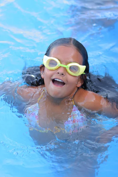 Meisje Spelen Het Zwembad Met Gele Zwembril Smalle Focus — Stockfoto