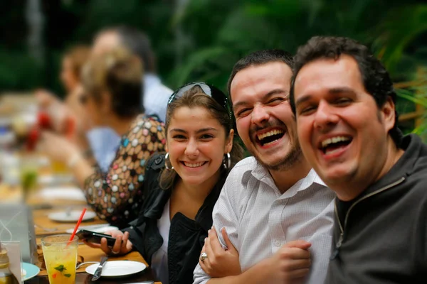 Mesas Con Grupo Amigos Sonrientes Enfoque Estrecho — Foto de Stock