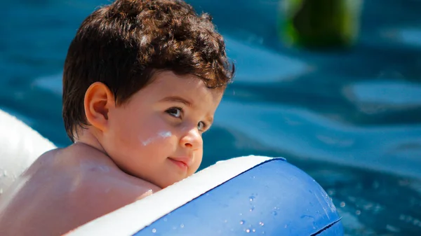 Mooi Kind Spelen Met Float Het Zwembad Blauwe Gedefocuste Achtergrond — Stockfoto