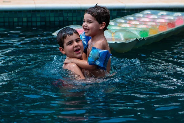 Jongen Spelen Met Zijn Broer Het Zwembad Onscherpe Kleurrijke Boei — Stockfoto