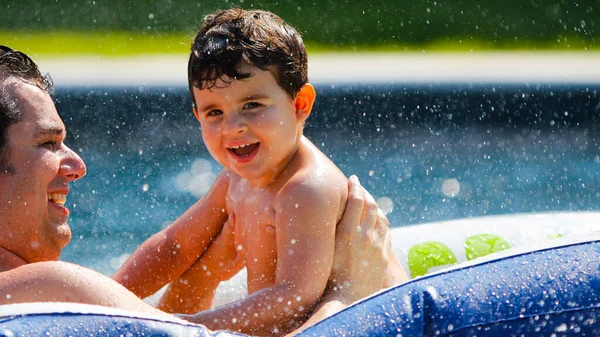 Zeer Gelukkig Kind Spelen Met Zijn Vader Het Zwembad — Stockfoto