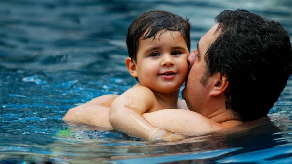 Zeer Gelukkig Kind Spelen Met Zijn Vader Het Zwembad — Stockfoto