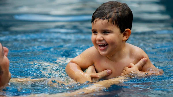 Zeer Gelukkig Kind Spelen Met Zijn Vader Het Zwembad — Stockfoto