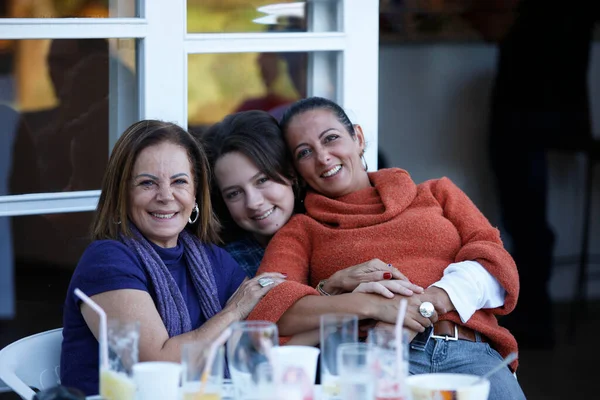 Grupo Familiar Abrazando Sonriendo Enfoque Estrecho —  Fotos de Stock