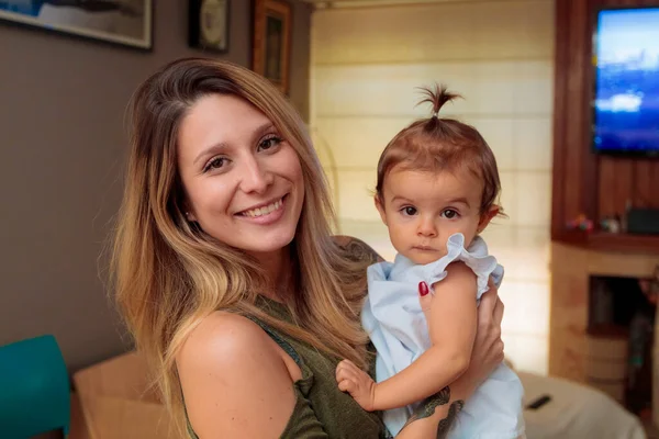 Belle Fille Avec Enfant Sur Ses Genoux Foyer Étroit — Photo