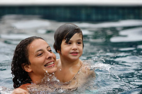 Vrouw Speelt Met Kinderen Het Zwembad Smalle Focus — Stockfoto
