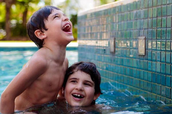 Kinderen Spelen Het Zwembad Smalle Focus — Stockfoto