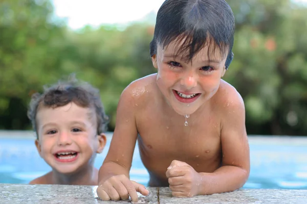 Broers Spelen Het Zwembad Smalle Focus — Stockfoto