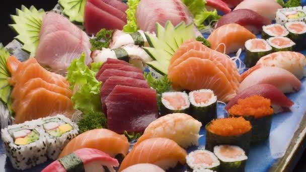 Japansk Mat Med Sushi Och Sashimi Från Olika Fiskar — Stockvideo
