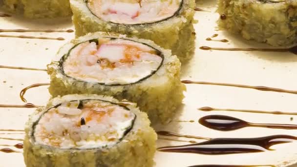 Warme Semmeln Mit Lachs Und Soße Schwarzer Hintergrund Japanisches Essen — Stockvideo