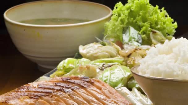 Salmon Panggang Dengan Nasi Dan Sayuran Makanan Jepang — Stok Video