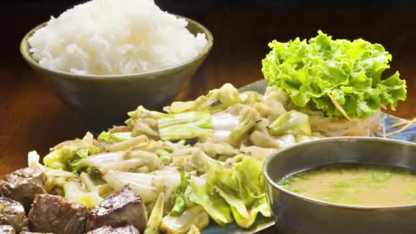 Лосось Гриле Рисом Овощами Японская Еда — стоковое видео