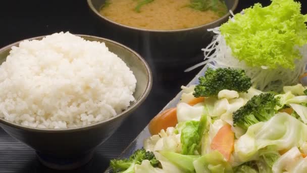 Salmon Panggang Dengan Nasi Dan Sayuran Makanan Jepang — Stok Video