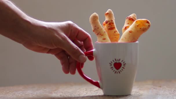 Mano Ajusta Taza Con Pan Queso Serra Canastra Minas Gerais — Vídeo de stock