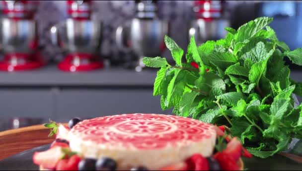 Strawberry and fig pie with cashew nuts on decorated table — Stock Footage Strawberry Fig Pie Cashew Nuts Decorated Table Video Clip