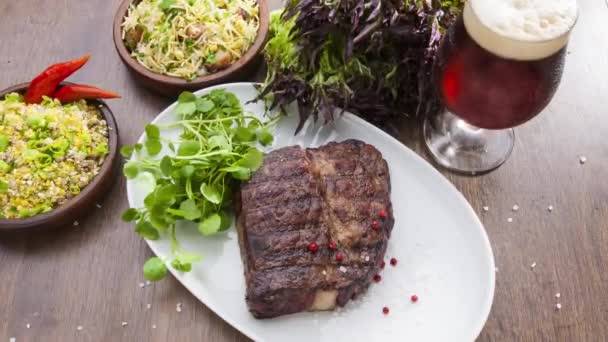 Ízletes Lédús Barbecue Steak Oldalsó Ételekkel Tálalva — Stock videók