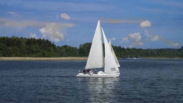 Bir beyaz yat yelken bir esinti ile yürümek