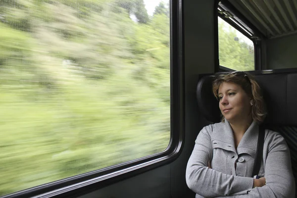 romantik kız tren vitrinlere bakıyor