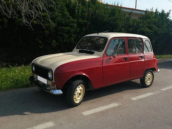 Velho mobil na rua — Fotografia de Stock