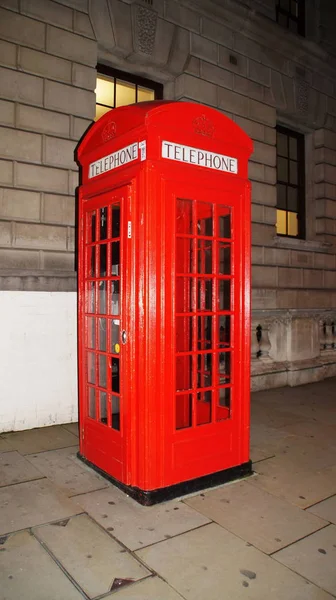 Londra telefon kulübesi.