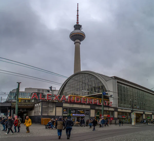 Stantsiya aleksandrplatts na fone telebashnialexandrplatz İstasyonu televizyon kulesi arka plan üzerinde