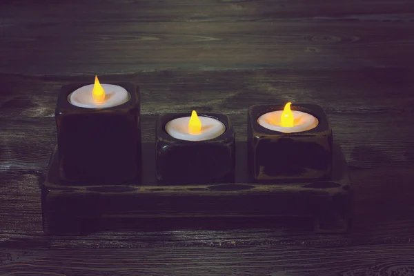 Een kandelaar op een houten tafel — Stockfoto