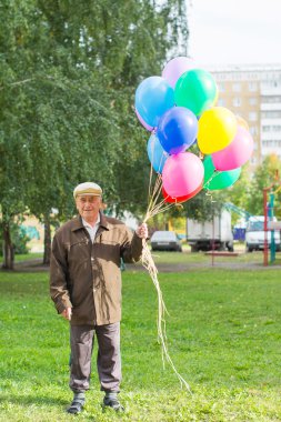 Balonlu açık gülümseyen Dede