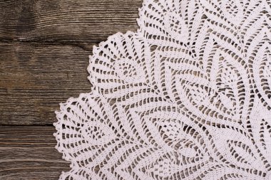 ahşap masa üzerinde bardak altlığı peçete tığ işi