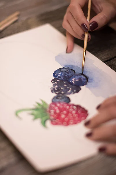 Malerin zeichnet ein Aquarell Beeren auf weißem Papier. Nahaufnahme — Stockfoto