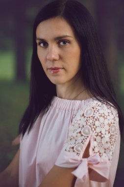 Güzel esmer kız. Ormanın içinde kadın portre