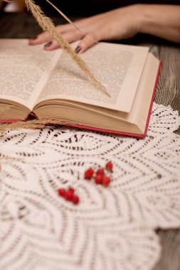 bir kitap, bir fincan çay bir tahta masada okuma kız