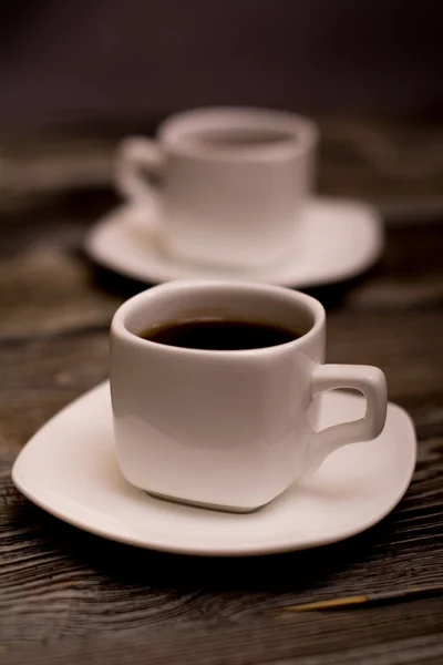 Iki küçük beyaz fincan kahve ahşap arka plan üzerinde — Stok fotoğraf