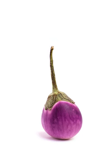 Aubergine pourpre avec tige isolée sur fond blanc. concept d'alimentation saine — Photo