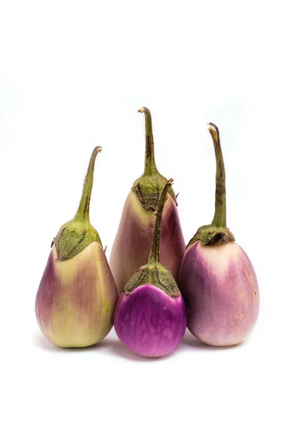 Berenjena púrpura con tallo aislado sobre fondo blanco. concepto de alimentos saludables — Foto de Stock